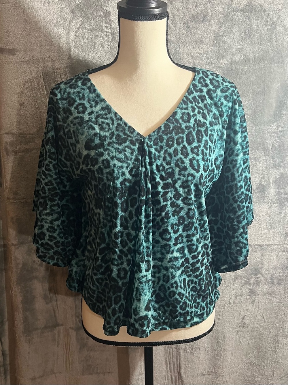 Women's Teal Leopard Print V-Neck Blouse Size Medium